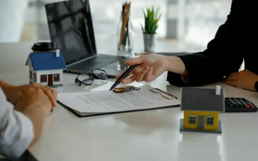 rozmowa z agentem nieruchomości